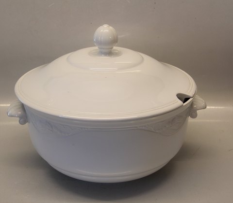 Royal Copenhagen  Classic White  Magnolia 181 Tureen, round 4,25 l  ca 22  x 31 
cm 
