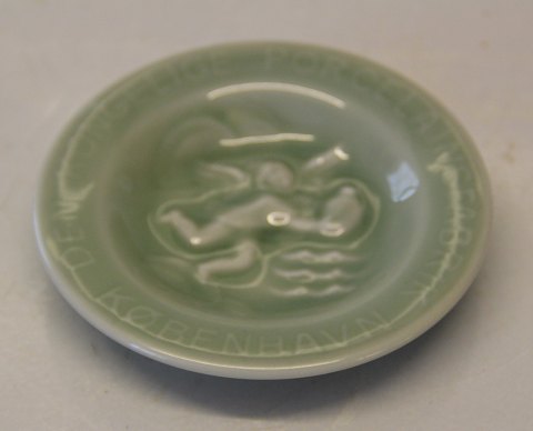 Kongelig Dansk Stentøj
3214-1 Kgl. Signeret Jais Nielsen Celadon glaseret skål med logo; Den Kongelige 
Porcelænsfabrik 11 cm