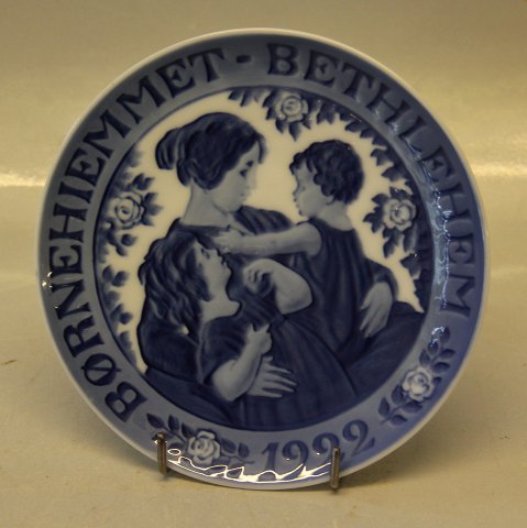 #205 Royal Copenhagen Collector Plate 1922 Woman with two children. Inscription: 
BØRNEHJEMMET BETHLEHEM 1922 (the home for children Bethlehem)