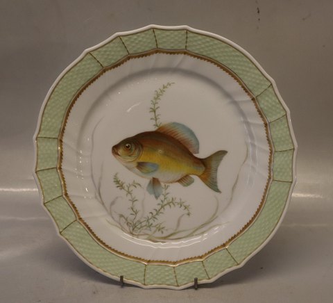 919-1710 Karusse "cyprinus carassius" svejfet med grøn bort 25.5 cm Royal 
Copenhagen Svejfet Fisketallerken