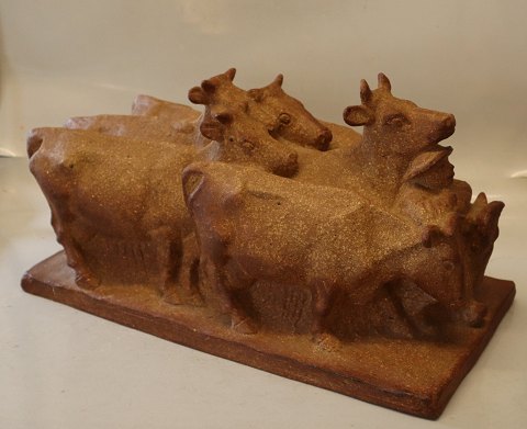 B&G 7210 Kvægflok med bonde, 6 køer 21 x 41 cm, terracota base 39 x 19 cm K. 
Otto Dansk Stentøj 
