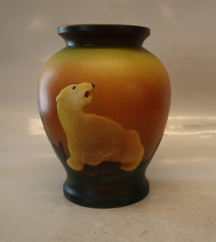 P. Ipsens Enke 462 IV Vase med isbjørn 17.5 cm Axel Sørensen  1929