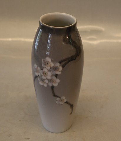 B&G 56 B Art Nouveau tynd vase med bær blomster 17.4 cm Bing & Grøndahl