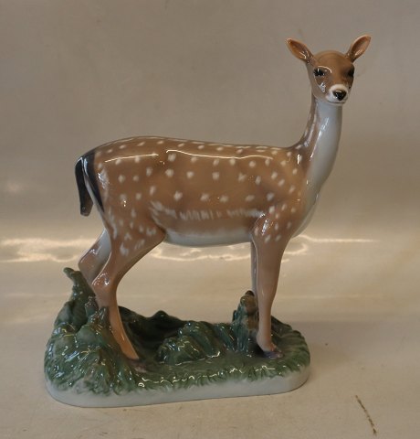 0465 Kgl. Hjort - Dådyr hind  27 x 23 cm Design Nanna Brøndum  Kongelig Dansk Porcelæn